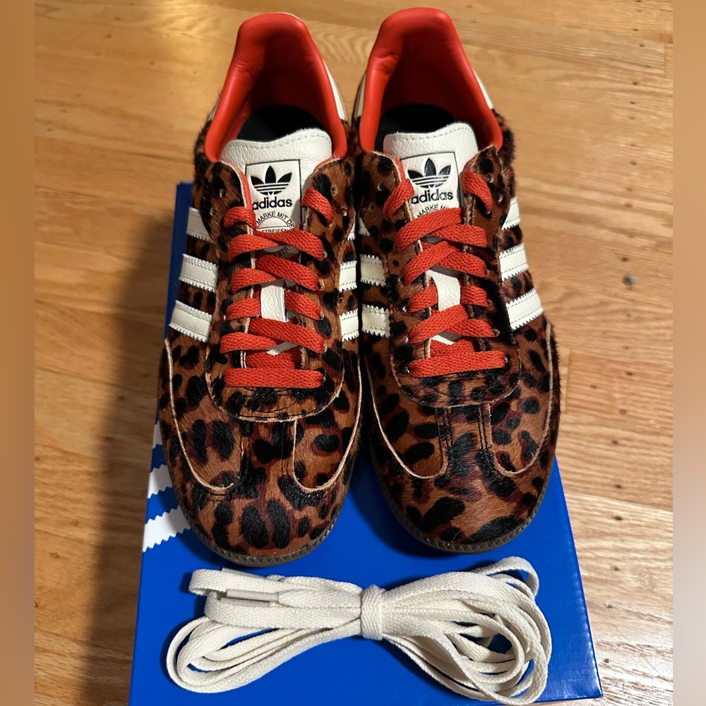 Adidas - Samba OG W in “core black/preloved red/cream white”. Size 7.5 / 39 ⅓